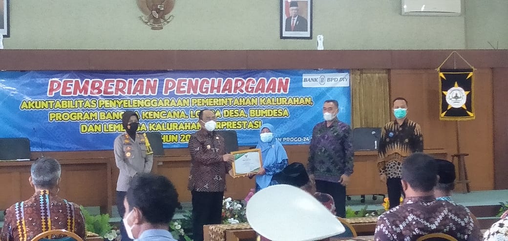 Posyandu Kenanga Kroco Sendangsari Terima Penghargaan dari Bupati Kulon Progo